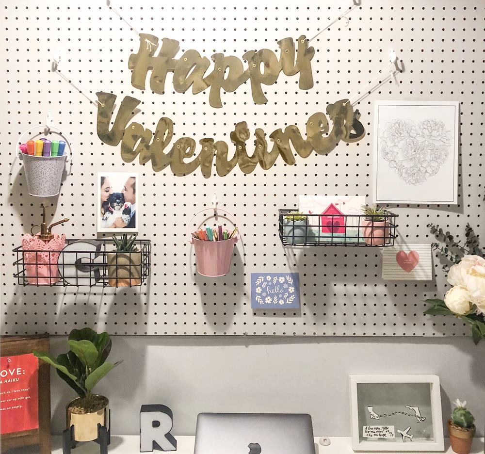 Banner de feliz día de San Valentín con letras doradas