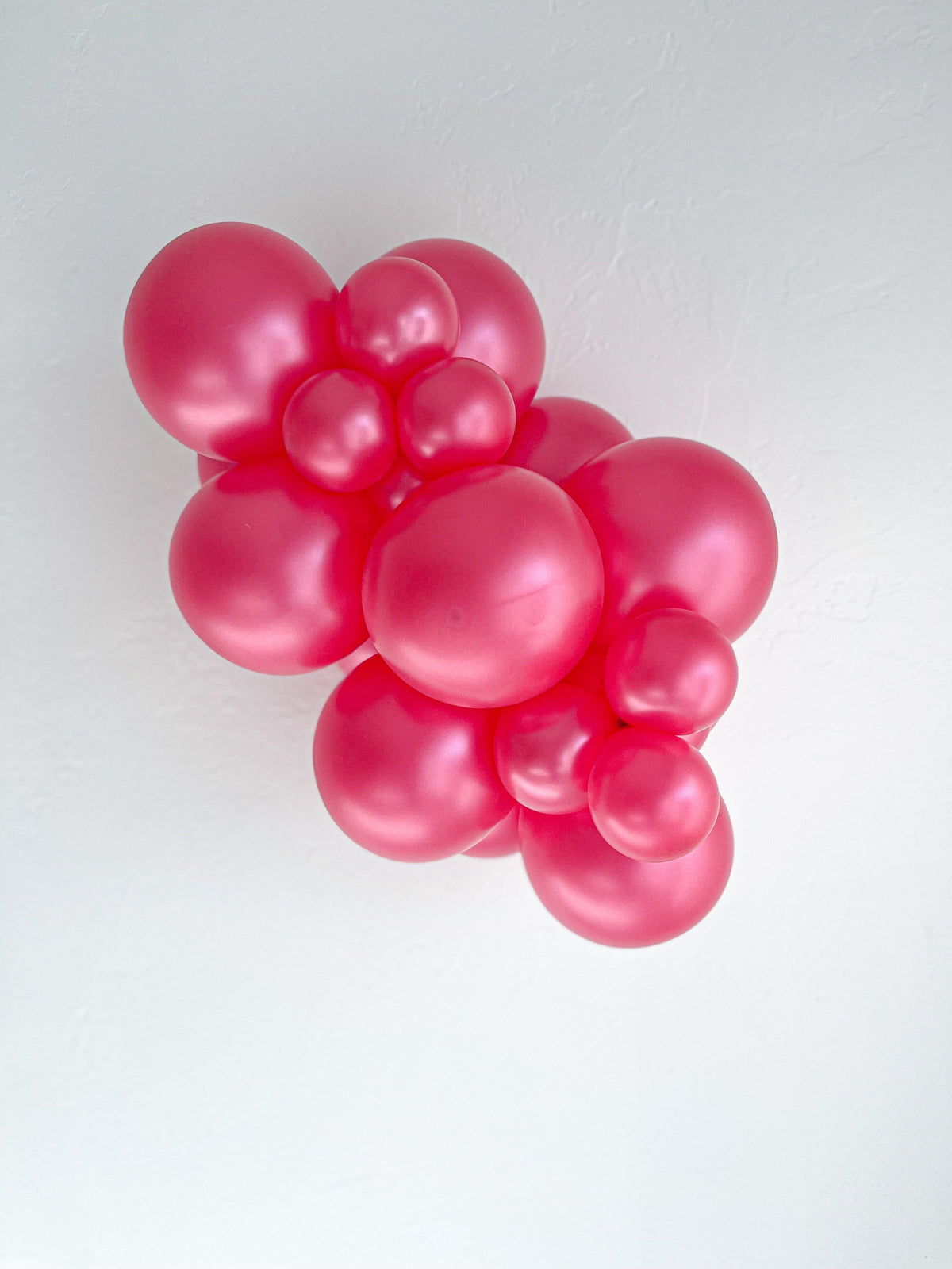 Tuftex Metallic Fuchsia latex balloon color cluster showing the shade across multiple balloon sizes