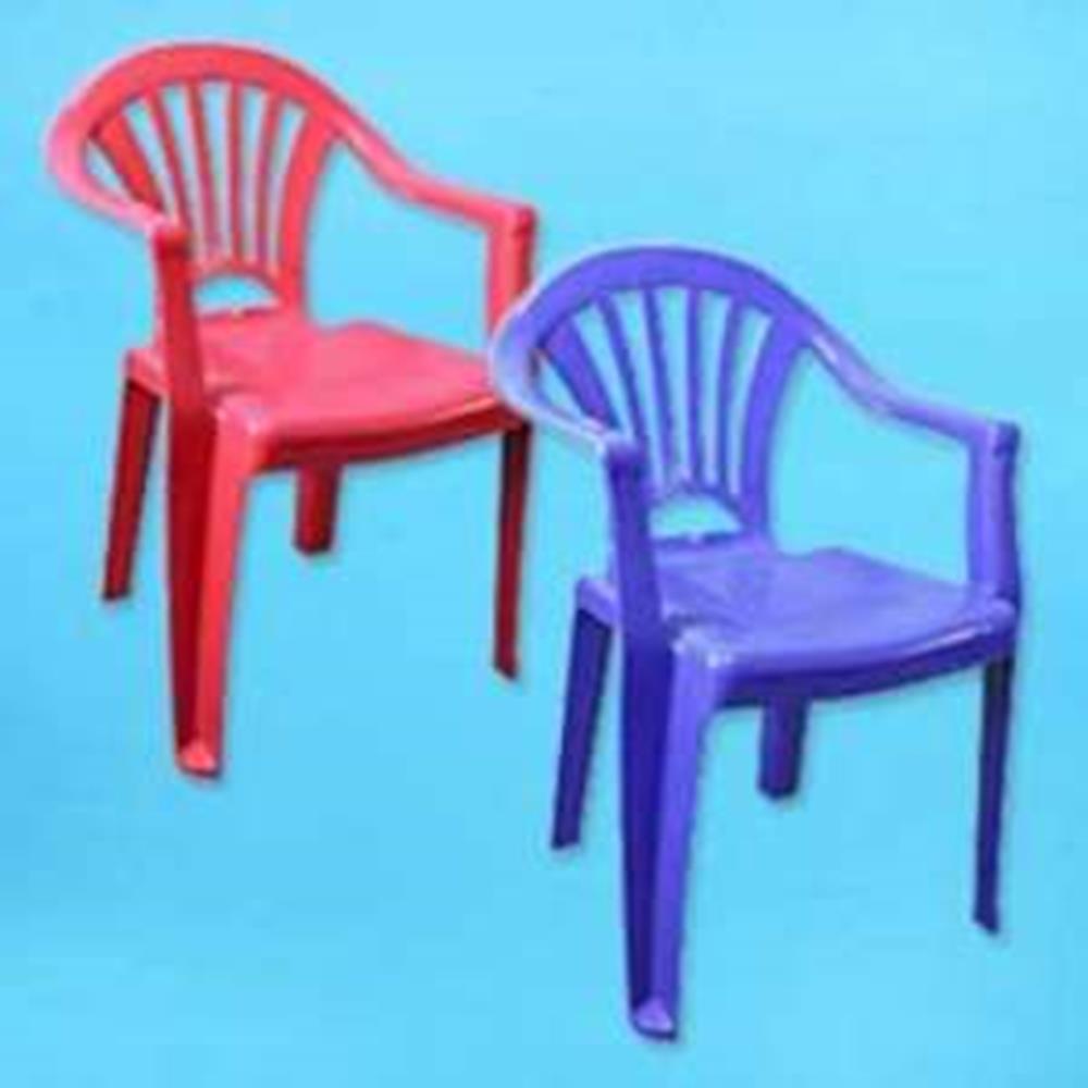 Red and purple plastic children’s chairs with armrests and fan-shaped backrests.