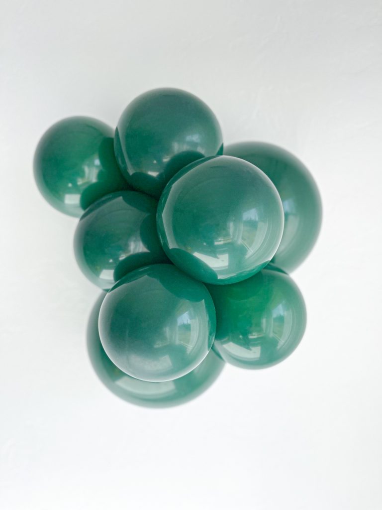 Tuftex Crystal Emerald Green latex balloon color cluster showing the shade across multiple balloon sizes