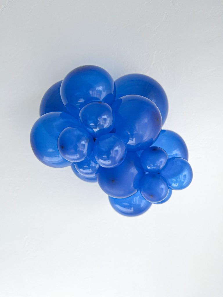 Tuftex Crystal Sapphire Blue latex balloon color cluster showing the shade across multiple balloon sizes