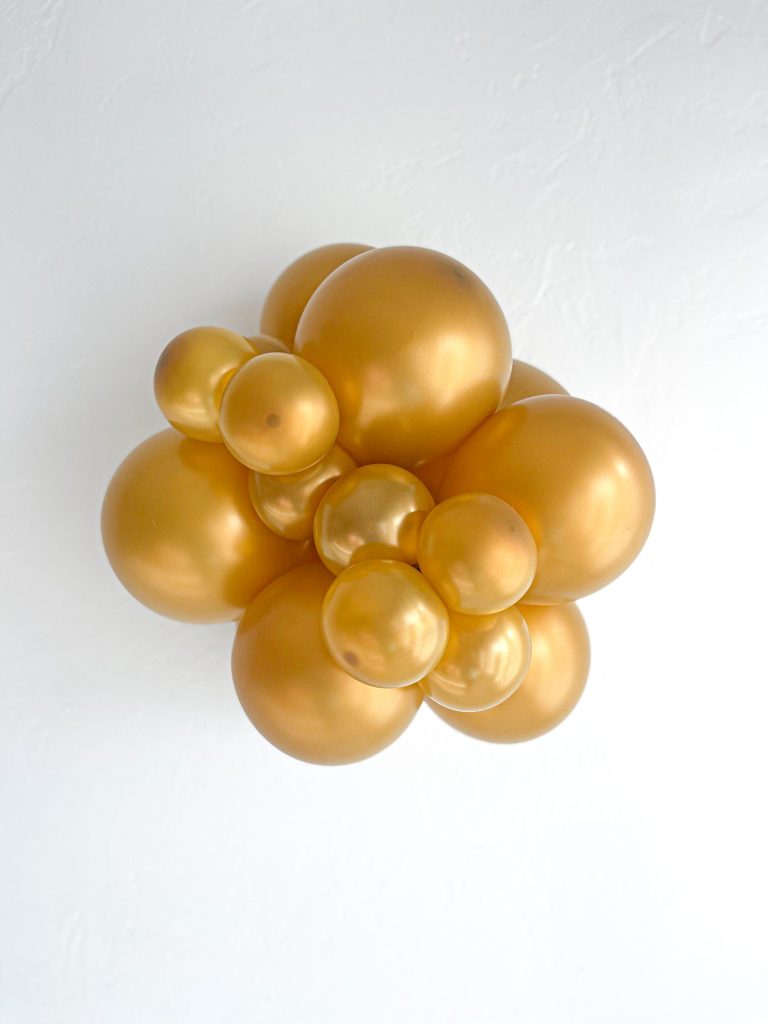 Tuftex Metallic Gold latex balloon color cluster showing the shade across multiple balloon sizes