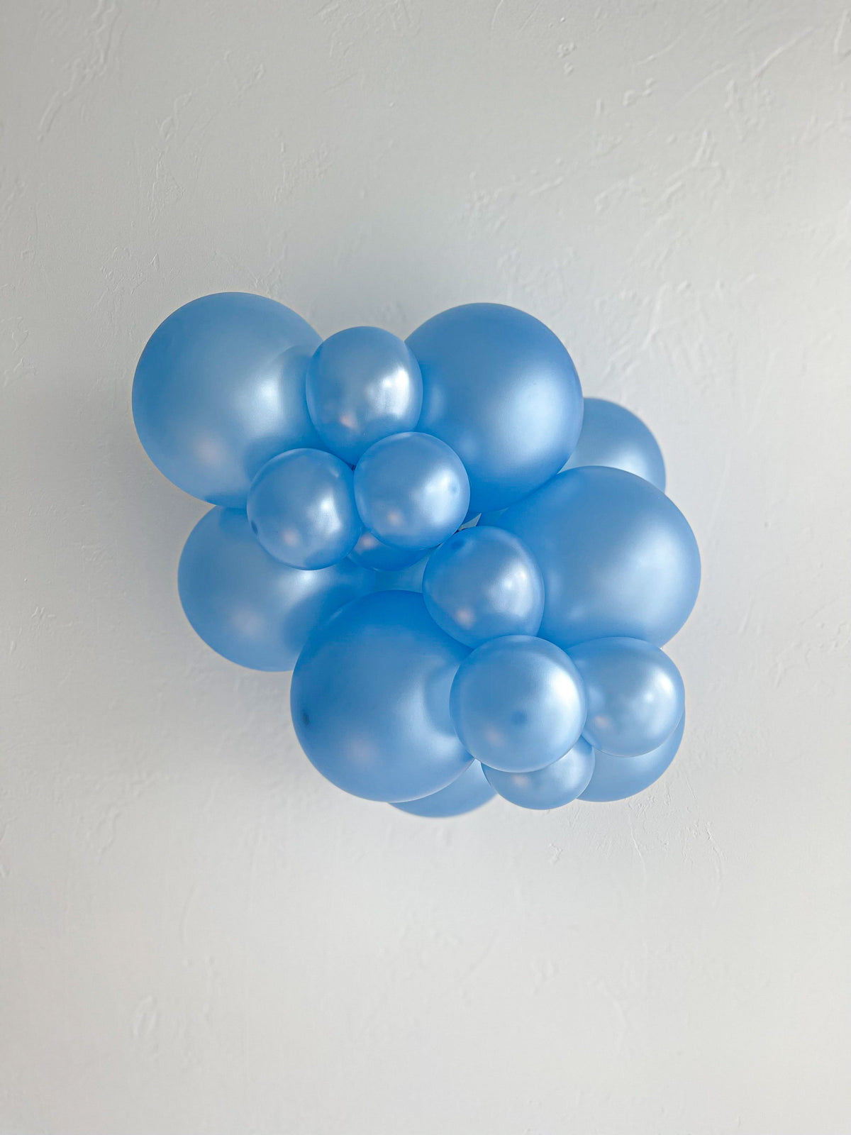 Tuftex Pearlized Sky Blue latex balloon color cluster showing the shade across multiple balloon sizes
