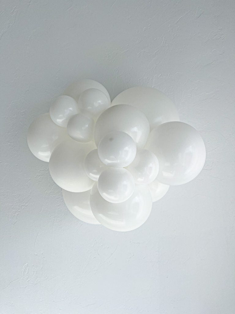 Tuftex White latex balloon color cluster showing the shade across multiple balloon sizes
